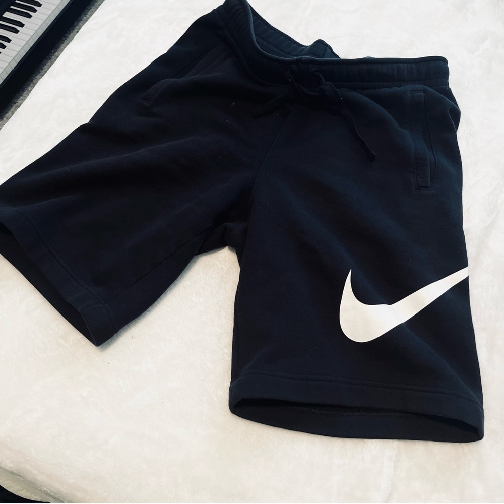 🩳 NWOT NIKE SPORTSWEAR CLUB SHORTS 🩳